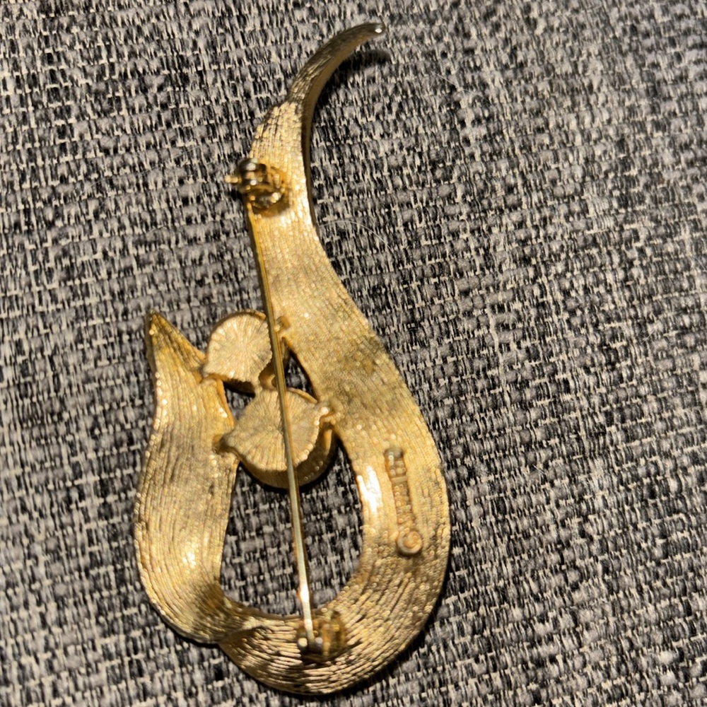 Symphony Elegant Gold Brooch with Pearls - Picture 2 of 3